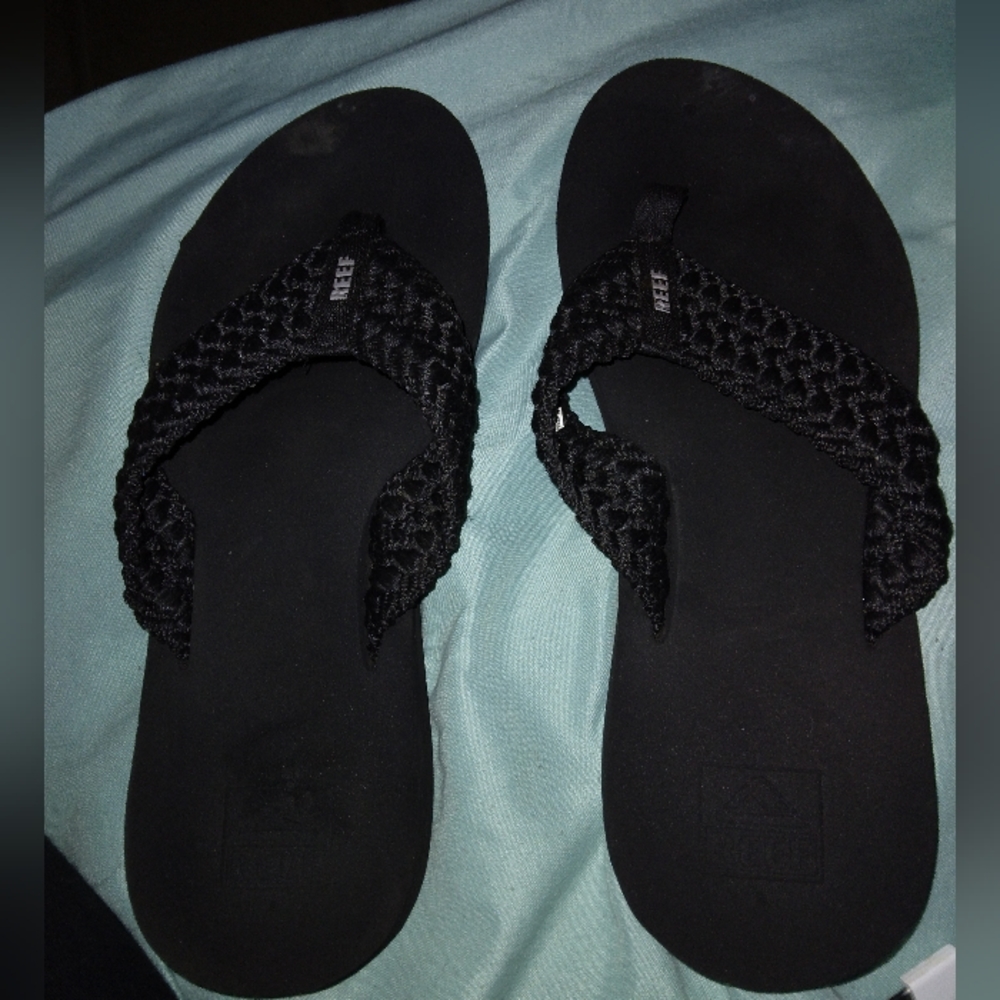 Black size 9 women's Reef flip flops